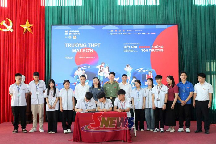 Ký cam kết chung tay xây dựng không gian mạng an toàn, lành mạnh.