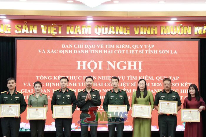 Đại tá Đậu Thanh Quang, Chính ủy Bộ Chỉ huy Quân sự tỉnh, Phó Trưởng ban Thường trực Ban Chỉ đạo tỉnh trao Bằng khen của Chủ tịch UBND tỉnh cho các tập thể, cá nhân.