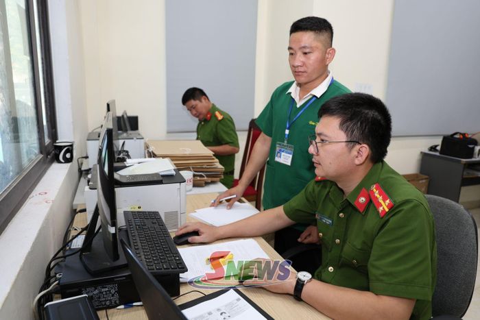 Cán bộ Trạm Y tế xã phối hợp với Công an xã xác minh, đối chiếu Cơ sở dữ liệu quốc gia về dân cư.