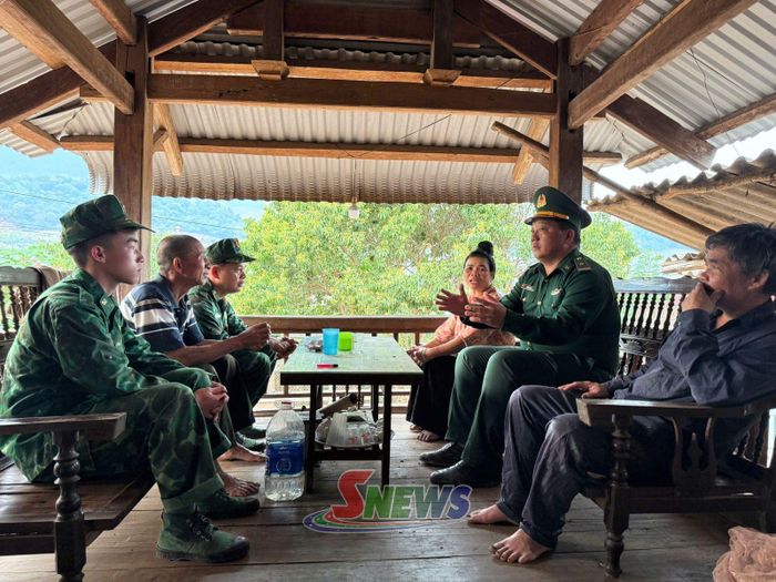 Cán bộ Đồn Biên phòng Chiềng Sơn tuyên truyền, phổ biến, giáo dục pháp luật cho người dân bản Cột Mốc.