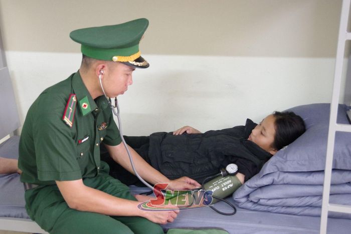 Cán bộ Quân y Đồn Biên phòng Chiềng Tương khám sức khỏe cho học sinh Trường PTDTBT Tiểu học và THCS Lóng Phiêng.