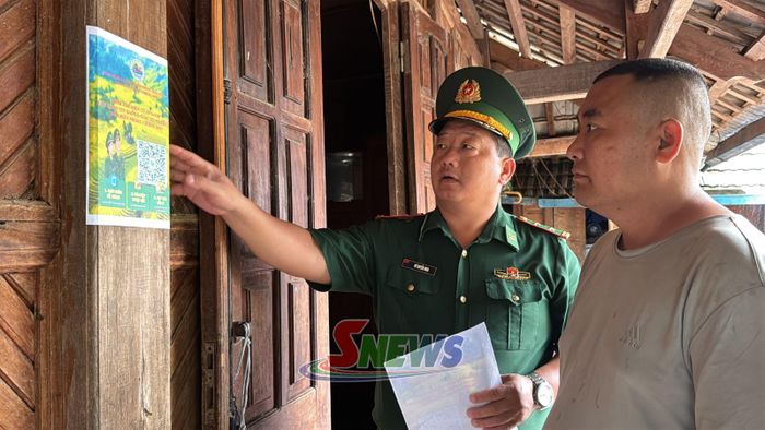 Cán bộ Đồn Biên phòng Chiềng Sơn hướng dẫn người dân sử dụng "Hòm thư tố giác tội phạm ẩn danh" tại Co Phương.