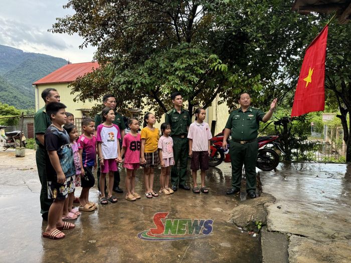 Cán bộ Đồn Biên phòng Chiềng Sơn giới thiệu cho các em học sinh những kiến thức cơ bản về chủ quyền lãnh thổ, an ninh biên giới quốc gia.