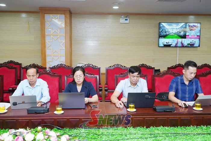 Đại biểu các sở, ngành của tỉnh dự cuộc họp.