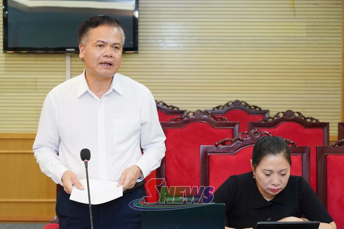 Giám đốc Sở Nông nghiệp và Môi trường tham gia ý kiến tại cuộc họp.