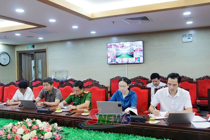 Các đại biểu dự cuộc họp.