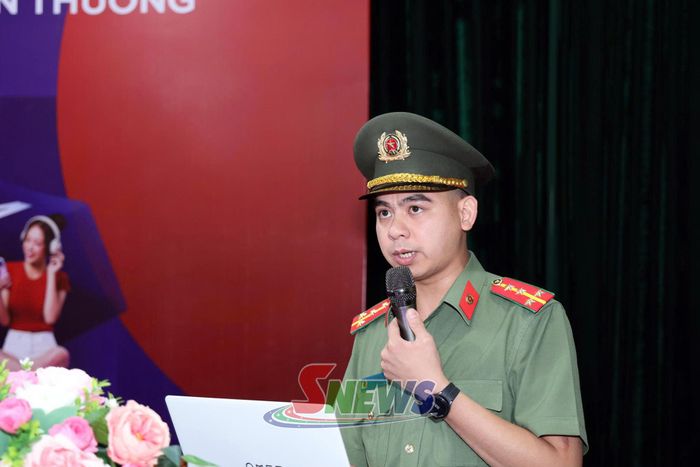 Cán bộ Phòng An ninh mạng, Công an tỉnh tuyên truyền, hướng dẫn học sinh nhận diện, phòng tránh lừa đảo trên mạng