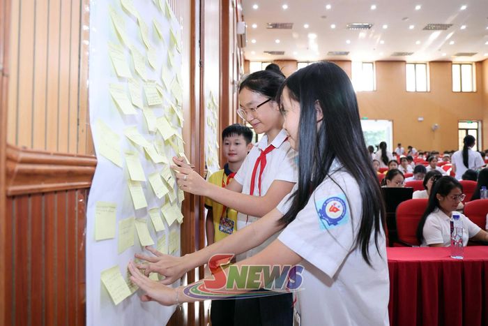 Học sinh Trường THCS Tô hiệu viết câu trả lời ẩn danh tại buổi ngoại khoá