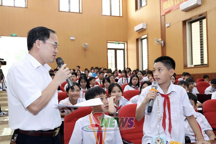 Thầy và trò nhà trường giao lưu xử lý tình huống phòng tránh lừa đảo