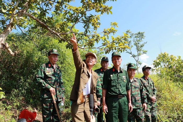 Cựu chiến binh Mai Thanh Xuân (thứ 2 từ trái sang), nguyên Đại đội trưởng Đại đội 3, Tiểu đoàn 1, Trung đoàn 141, Sư đoàn 312 cung cấp thông tin tại khu vực điểm cao 1030.