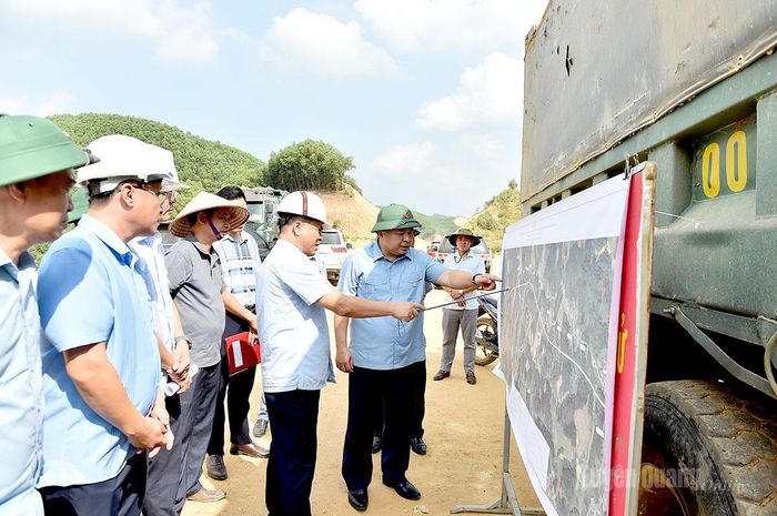 Chủ tịch UBND tỉnh Phan Huy Ngọc kiểm tra tiến độ Dự án tuyến đường từ thị trấn Sơn Dương đi xã Tân Trào.