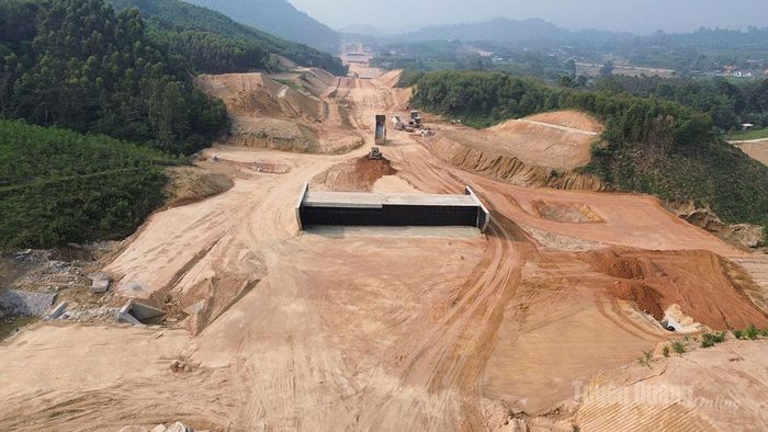 Công trường thi công đoạn tuyến 8,1 km thuộc Dự án cao tốc Tuyên Quang – Hà Giang.