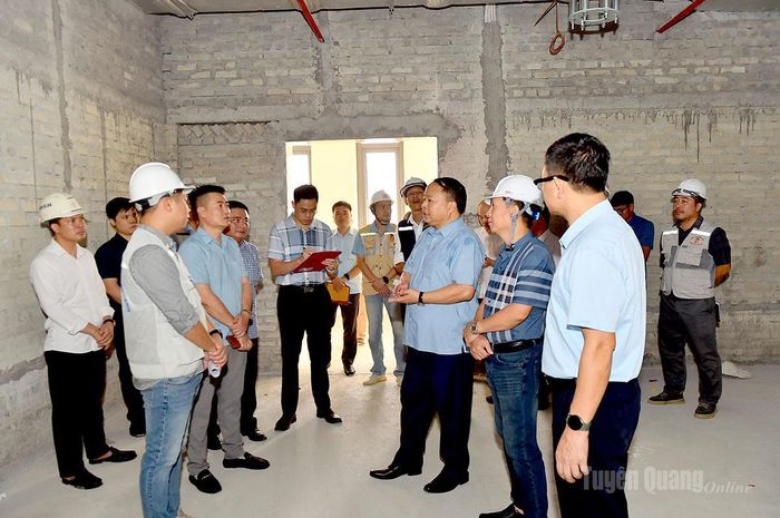 Chủ tịch UBND tỉnh Phan Huy Ngọc kiểm tra tiến độ thi công gói thầu 15, Bệnh viện Đa khoa tỉnh Tuyên Quang.