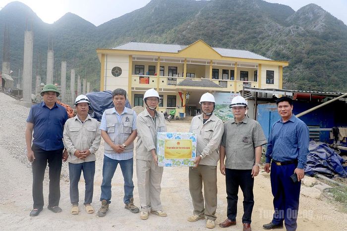 Phó Chủ tịch UBND tỉnh Hoàng Gia Long tặng quà cho đơn vị thi công Trường PTNT liên cấp TH&THCS Sà Phìn.