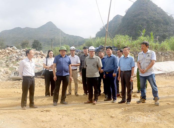 Phó Chủ tịch UBND tỉnh Hoàng Gia Long kiểm tra trực tiếp tiến độ Dự án xây dựng Trường PTNT liên cấp TH&THCS Sà Phìn.