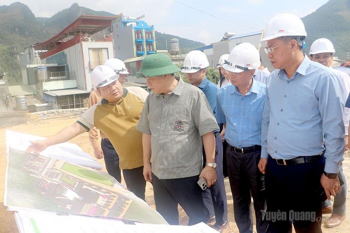 Đồng chí Hoàng Gia Long, Uỷ viên Ban Thường vụ Tỉnh uỷ, Phó Chủ tịch UBND tỉnh kiểm tra đường găng tiến độ việc thi công tại Trường PTNT liên cấp TH&THCS Đồng Văn.
