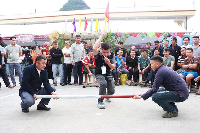 Các vận động viên thi đấu môn đẩy gậy.