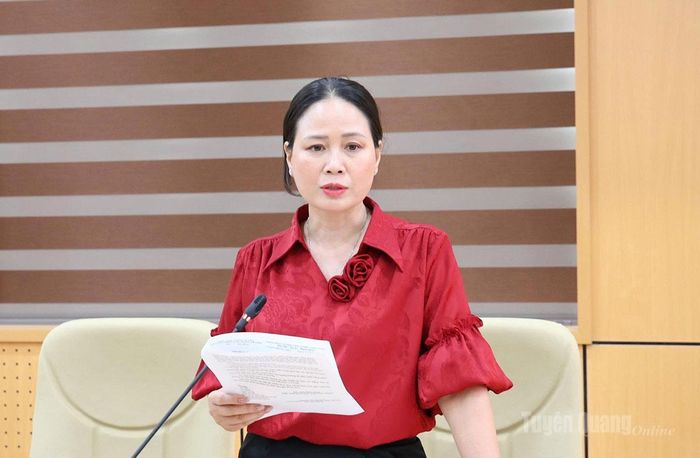 Lãnh đạo Báo và phát thanh, truyền hình tỉnh phát biểu tại cuộc họp.