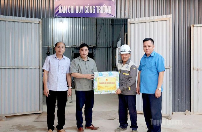 Phó Chủ tịch UBND tỉnh Hoàng Gia Long tặng quà cho cán bộ kỹ thuật, công nhân đang xây dựng Dự án Trường PTNT liên cấp TH&THCS Thắng Mố.