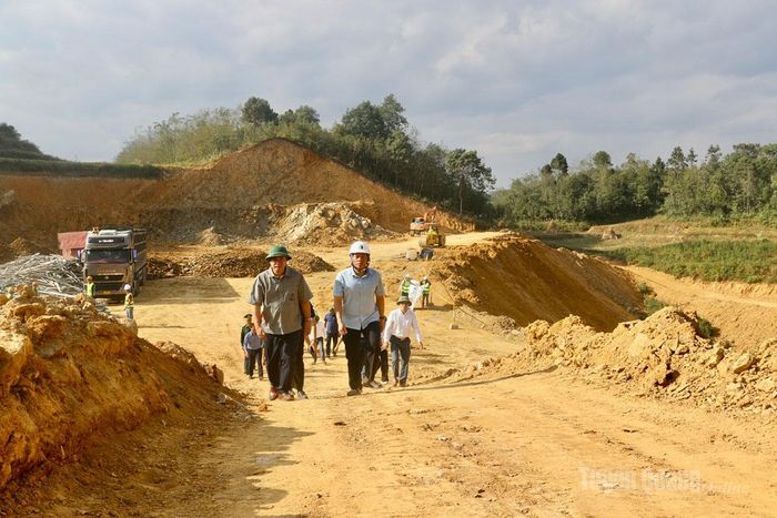 Phó Chủ tịch UBND tỉnh Hoàng Gia Long kiểm tra thực tế Trường PTNT liên cấp TH&THCS Lúng Cú.