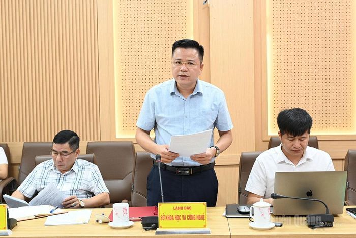 Lãnh đạo Sở Khoa học và Công nghệ phát biểu thảo luận tại cuộc họp.