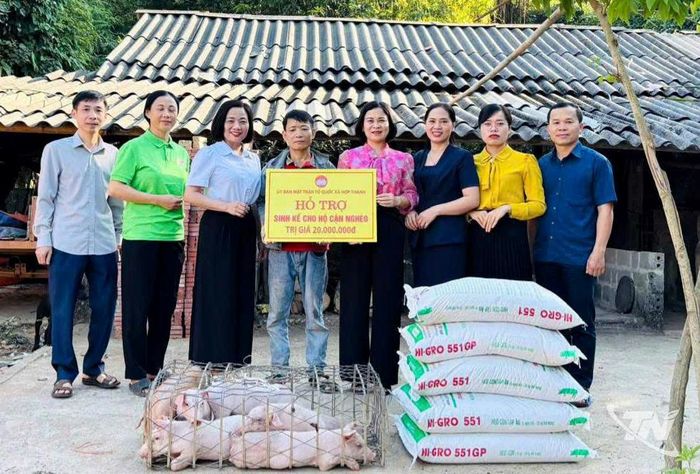 Ủy ban MTTQ Việt Nam xã Hợp Thành trao tặng 6 con lợn giống cùng thức ăn chăn nuôi cho gia đình ông Tống Đình Nội, xóm Khau Lai.