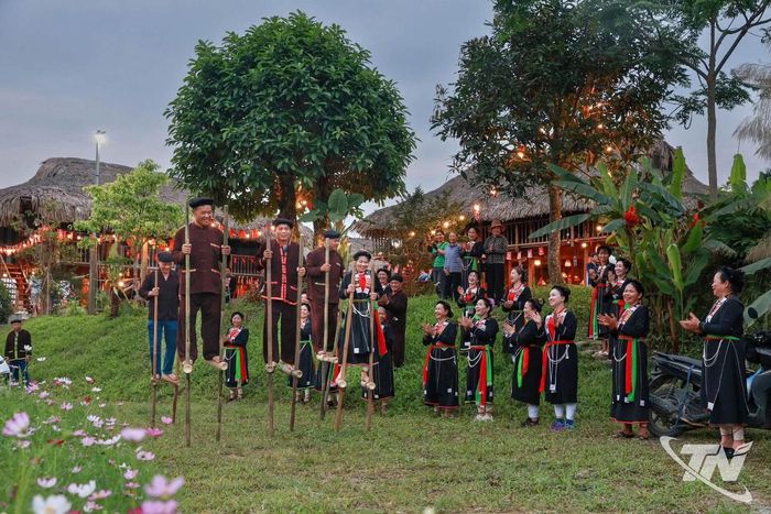 Chương trình văn nghệ tại Mây Sườn Đông farmstay được biểu diễn bởi người dân tộc Sán Chay bản địa.