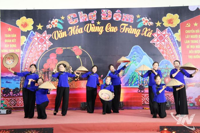 Các hoạt động văn hóa - văn nghệ tại Chợ đêm văn hóa xã Tràng Xá được tổ chức đa dạng.