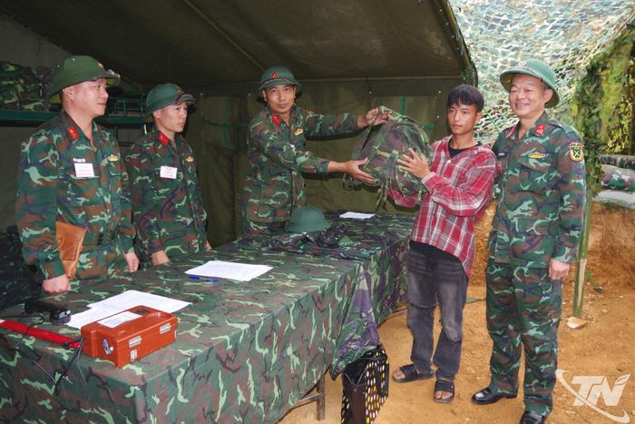 Cấp phát quân trang cho quân nhân dự bị.