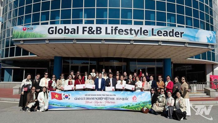 Các đại biểu chụp ảnh lưu niệm.