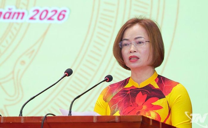 Đại diện Báo và Phát thanh, Truyền hình Thái Nguyên trình bày tham luận.