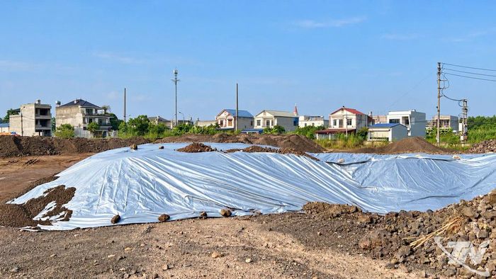 Khu vực tập kết xỉ đã được che chắn bạt để giảm thiểu bụi phát tán ra môi trường xung quanh.