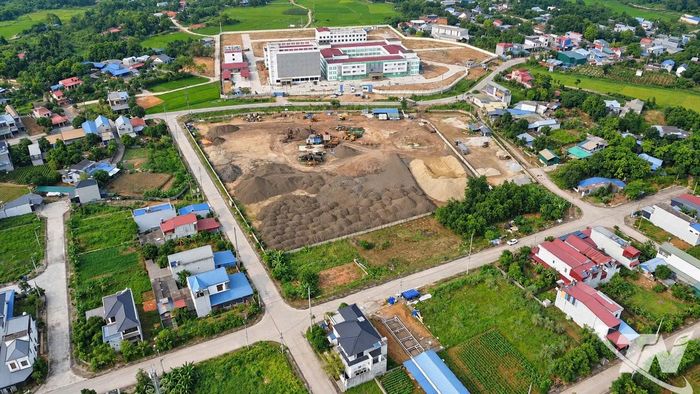 Người dân phản ánh khu sản xuất của Công ty TNHH Xây dựng và Thương mại Hữu Huệ nằm sát Khu tái định cư Trung Thành, phường Quyết Thắng gây ra bụi, tiếng ồn ảnh hưởng đến đời sống.