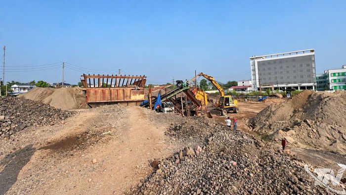 Hệ thống sàng tuyển đã được công nhân tháo dỡ để cắt giảm công suất hoạt động.