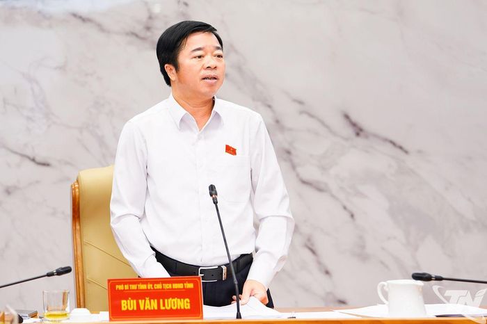 Đồng chí Bùi Văn Lương, Phó Bí thư Tỉnh ủy, Bí thư Đảng ủy, Chủ tịch HĐND tỉnh, phát biểu kết luận Hội nghị.