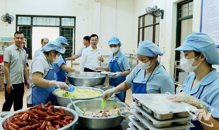 Đoàn giám sát kiểm tra thực tế tại bếp ăn Trường Phổ thông Dân tộc Nội trú THPT số 2 Thái Nguyên.