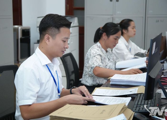 Đoàn kiểm tra thực tế việc tiếp nhận, giải quyết thủ tục hành chính tại Chi nhánh Văn phòng Đăng ký đất đai khu vực II.