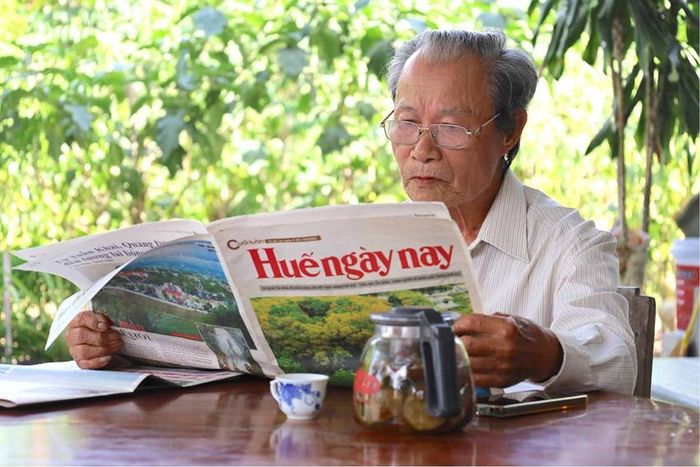  Đồng chí Phạm Văn Chiên, đảng viên xã Hưng Lộc đọc báo Huế ngày nay. Ảnh: Hữu Phúc