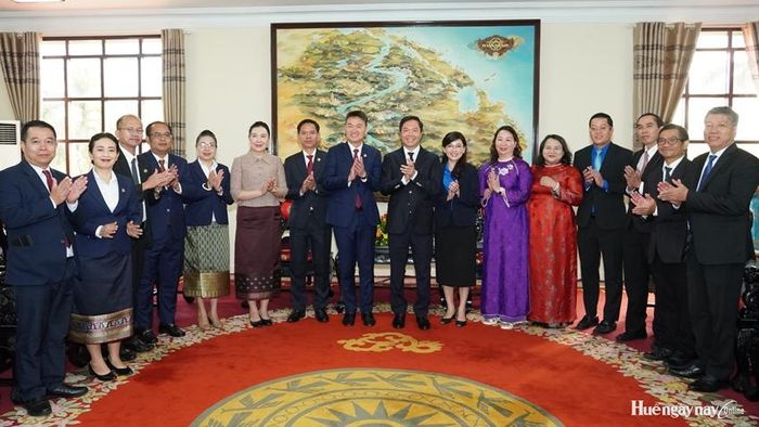 Lãnh đạo TP. Huế, Trung ương Đoàn Thanh niên Cộng sản Hồ Chí Minh chụp ảnh lưu niệm cùng Đoàn đại biểu Trung ương Đoàn Thanh niên Nhân dân Cách mạng Lào. 