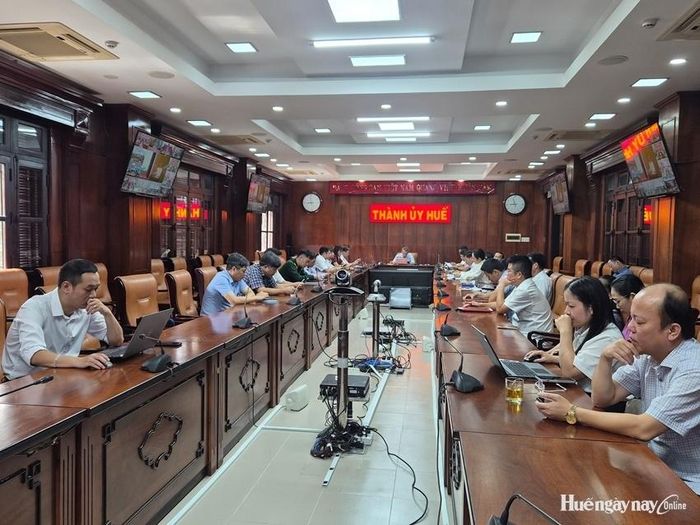 Các đại biểu tại điểm cầu Thành ủy Huế.