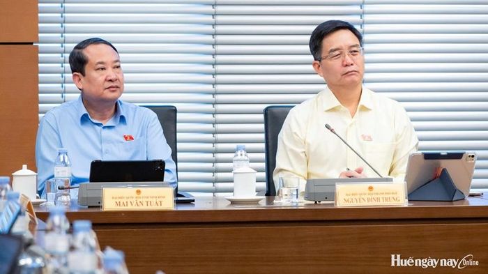 Đồng chí Nguyễn Đình Trung, UVTW Đảng, Bí thư Thành ủy, Trưởng đoàn ĐBQH TP. Huế (bên phải), chủ trì phiên thảo luận. Ảnh: Đoàn ĐBQH thành phố cung cấp