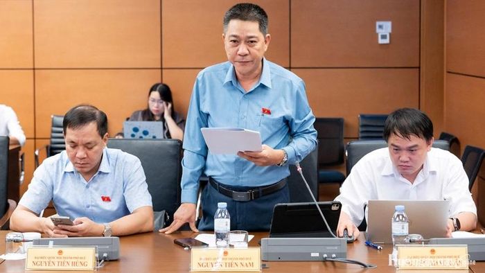 Đại biểu Nguyễn Tiến Nam, Phó Chủ tịch Ủy ban MTTQ Việt Nam TP. Huế cho rằng, việc phân cấp thẩm quyền quản lý đất đai cho cấp xã phải phù hợp với năng lực thực thi. Ảnh: Đoàn ĐBQH thành phố cung cấp
