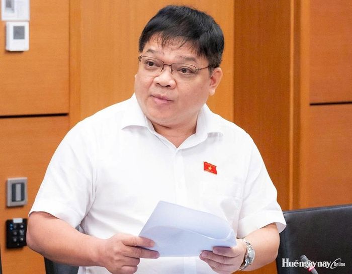 Đại biểu Võ Thanh Tùng, Hiệu trưởng Trường Đại học Khoa học, Đại học Huế đề nghị bổ sung chính sách hỗ trợ người trẻ, cán bộ, công chức, viên chức mới đi làm. Ảnh: Đoàn ĐBQH thành phố cung cấp