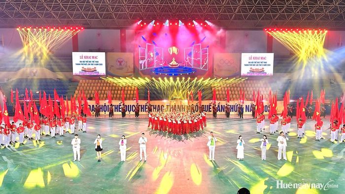 Các tiết mục thể hiện màu sắc tươi vui, gửi gắm khát vọng vươn mình của thành phố Huế.