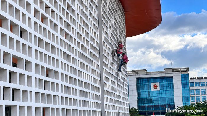 Công tác chỉnh trang bên ngoài nhà thi đấu được gấp rút triển khai. 
