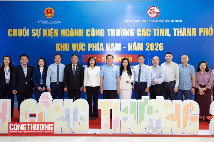 Lãnh đạo Bộ Công Thương, UBND TP. Hồ Chí Minh và đại diện các địa phương tham dự Hội nghị, tập trung đánh giá kết quả thực hiện nhiệm vụ năm 2025, 9 tháng đầu năm 2026 và thảo luận giải pháp cho những tháng cuối năm.