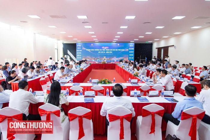 Toàn cảnh Hội nghị ngành Công Thương các tỉnh, thành phố khu vực phía Nam lần thứ XII - năm 2026, với sự tham dự của lãnh đạo Bộ Công Thương, lãnh đạo UBND TP. Hồ Chí Minh và đại diện các Sở Công Thương trong khu vực.