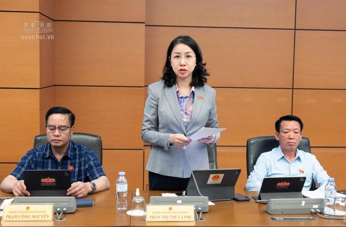 Đại biểu Phan Thị Thùy Linh - Đoàn ĐBQH tỉnh Thanh Hóa đóng góp ý kiến với dự thảo Luật sửa đổi, bổ sung một số điều của Luật Bảo hiểm xã hội.