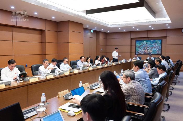 Phiên thảo luận tại Tổ 13 gồm các đại biểu Quốc hội (ĐBQH) thuộc Đoàn ĐBQH tỉnh Thanh Hóa và Gia Lai