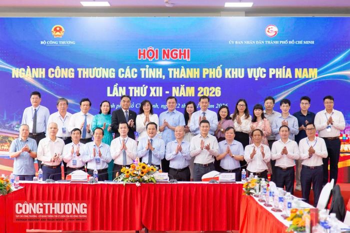  Phó Bí thư Thành ủy TP. Hồ Chí Minh Nguyễn Sinh Nhật Tân; Thứ trưởng Bộ Công Thương Phan Thị Thắng cùng các đại biểu chụp ảnh lưu niệm tại Hội nghị 